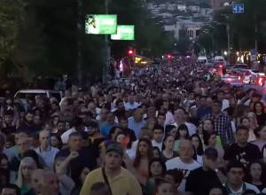 Движение «Сопротивление» проводит шествие по улицам Еревана