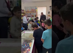 Никол Пашинян угощает детей мороженым