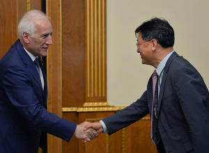 Президент Ваагн Хачатурян принял вице-президента Азиатского банка развития Шихина Чена