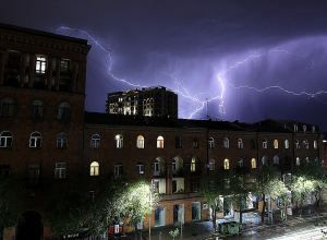 Կայծակ և ամպրոպ Երեւանի երկնքում