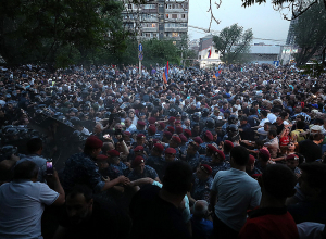 Полицейские задерживают демонстрантов