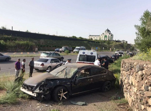 Արծվի արձանի մոտ մեքենան բախվել է պատին. կան տուժածներ