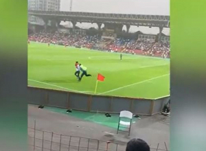 Երիտասարդը Հայաստան-Իռլանդիա խաղի ժամանակ Արցախի դրոշով մտավ մարզադաշտ