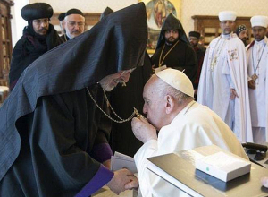 Հռոմի պապը համբուրել է Հայ առաքելական եկեղեցու սրբազան կախազարդը