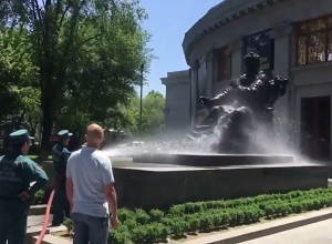 Արամ Խաչատրյանի արձանը լվացվել է