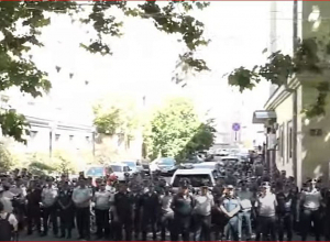 Большое количество сотрудников полиции патрулирует здание МИД