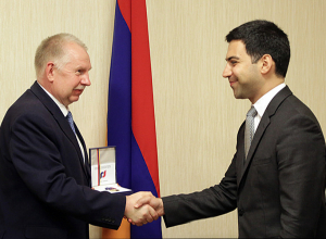 Ռուստամ Բադասյանը ՀՀ-ում ՌԴ մաքսային ծառայության ներկայացուցչին պարգևատրել է «Համագործակցության ու փոխգործակցության համար» մեդալով