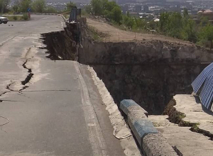 Ծիծեռնակաբերդի խճուղին դեռ երկկողմանի փակ է