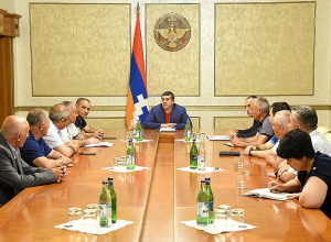 Նախագահ Հարությունյանը հանդիպել է մի խումբ հանրային գործիչների, ՀԿ ներկայացուցիչների հետ