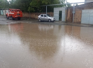 Անձրևաջրերը լցվում են Լեռնագոգ գյուղի բնակելի շենքի նկուղները․ ահազանգ