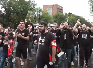 Шествие армянских болельщиков в направлении стадиона