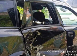 Ժայռաբեկորը գլորվել է երթևեկելի հատված, վնասել անցնող ավտոմեքենան և նրա ուղևորին