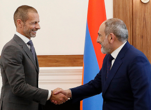 Премьер-министр Пашинян принял президента УЕФА Александра Чеферина