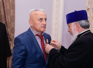 Մայր Աթոռում շքանշան են հանձնել