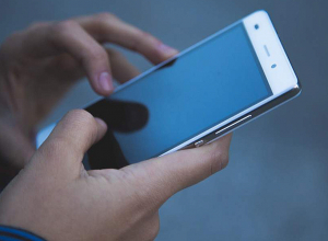 Զանգելու պատրվակով մի անչափահաս տղայից վերցրել է բջջային հեռախոսը և դիմել փախուստի