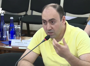 С памятником Дурьяна есть проблема – изменим эскиз: член совета старейшин