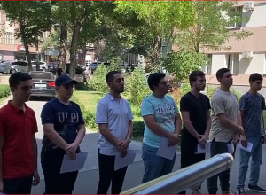 Молодёжь проводит акцию у ВСС