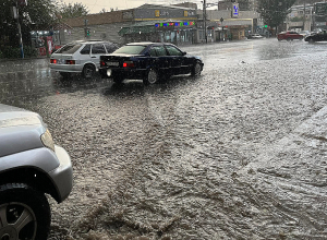 В Ереване текут реки: сильный ветер и град в видеоматериале