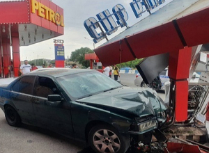 Ավտոմեքենան բախվել է հեղուկ գազի լիցքավորման կետին