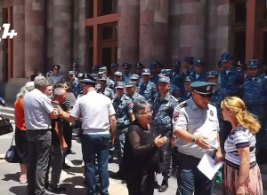 Որ երեխեդ չկա, ուրեմն ինչ ուզես, պիտի անե՞ս․ վիճաբանություն՝ ցուցարարների միջև