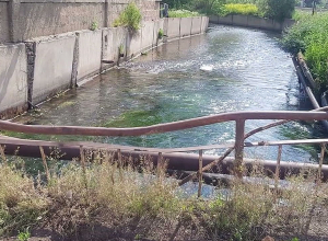 Выбросил в реку окровавленный нож