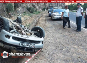 Վայոց Ձորի մարզի բնակիչը «Opel»-ով Երևան-Մեղրի ավտոճանապարհին դուրս է եկել ճանապարհի երթևեկելի գոտուց, բախվել քարերին և գլխիվայր շրջվել․ Shamshyan.com