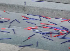 Демонстранты разбросали ручки перед правительством, говоря, чтобы Никол Пашинян не воровал ручки