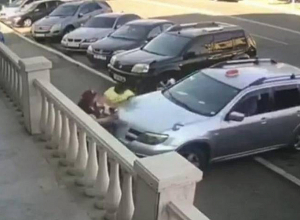 Ստեփանակերտում վարորդը կորցնելով մեքենայի կառավարումը մայթին 2 քաղաքացու է վրաերթի ենթարկել