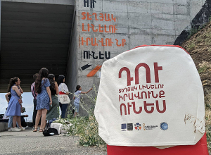 «Դո՛ւ տեղյակ լինելու իրավունք ունես». Կամուրջի հիմնասյանը նկարազարդում արեցին