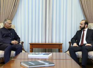 Началась беседа между Араратом Мирзояном и Санджаем Вермой