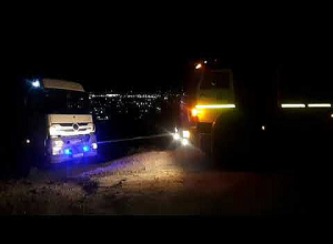 Автомобиль съехал с проезжей части дороги и повис в направлении ближайшего оврага