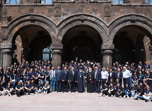 Կաթողիկոսն իր օրհնությունը բաշխեց Ավետարանական եկեղեցու երիտասարդներին