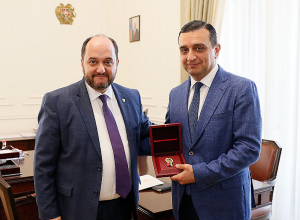 Ректор медицинского училища Армен Мурадян награжден памятной медалью премьер-министра РА