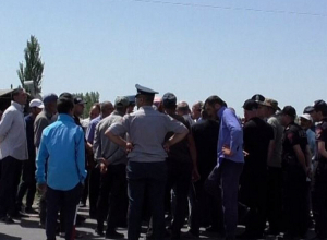Մնացել են կոյուղաջրերի հույսին․ բնակիչները փակել էին Գյումրի - Արմավիր մայրուղին․ Առավոտ