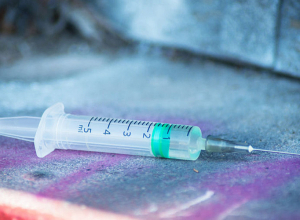 Բանկի աշխատակցի ազդրին ներարկում էր կատարել ու հակաթույնի դիմաց 500 000 դրամ պահանջել