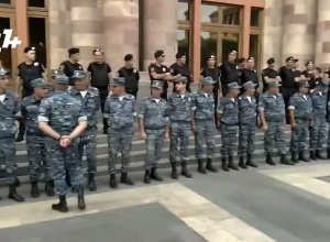 Многочисленные полицейские охраняют здание правительства