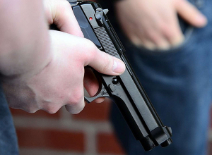 Աբովյան փողոցում անհայտ անձը մոտեցել էր տուժողներին, հանել զենքի նմանվող առարկա և փող պահանջել