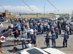 Լարված իրավիճակ Արմավիրի մարզում․ ճանապարհ փակած գյուղացիների ու ոստիկանների միջև քաշքշուկ եղավ․ shamshyan.com