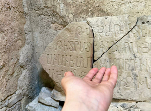 Արցախում բացահայտվել է մեկ խաչքար ու մեկ տապանաքար՝ իրենց արձանագրություններով