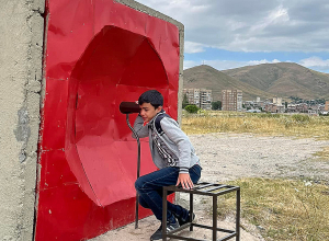 «Շշնջացող ափսեներ»՝ Երևան-Սևան մայրուղու ձախ կողմում