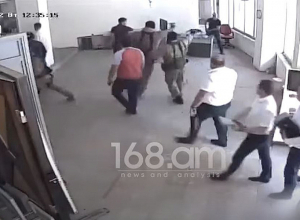 ԲԱՑԱՌԻԿ ԿԱԴՐԵՐ. Դիմակավորված անձինք բռնություն կատարելով մուտք են գործում «Սեքյուրիթի Դրիմ»-ի տարածք