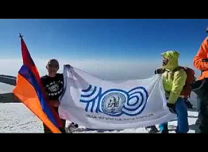 Բժշկականի դրոշը ծածանվեց Արարատի գագաթին