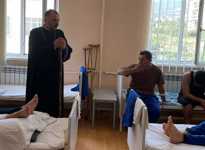 Արցախի թեմի առաջնորդը այցելել է Ստեփանակերտի կենտրոնական հոսպիտալ