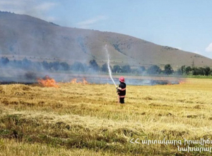 Օձուն-Արևածագ ավտոճանապարհին այրվում են հնձած ցորենի դաշտեր