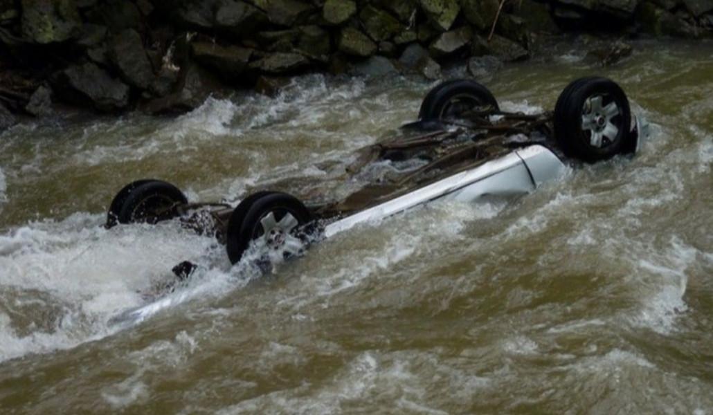 ավտոմեքենան ընկել է գետը