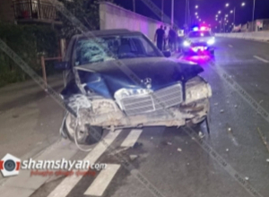 Երևանում Mercedes-ը տապալել է 10 մետր քարե պարիսպն ու հայտնվել մայթին