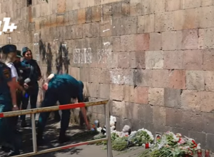 Քաղաքացիներն ու ոստիկանները ծաղիկներ և խաղալիքներ են դնում Սուրմալուի տարածքում