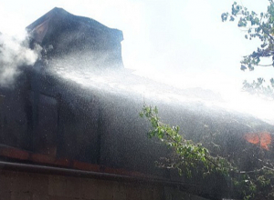 Եղվարդի երկհարկանի տներից մեկում հրդեհ է բռնկվել