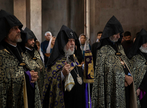 Կատարվեց հոգեհանգստյան կարգ «Սուրմալու» առևտրի կենտրոնում պայթյունից զոհվածների համար