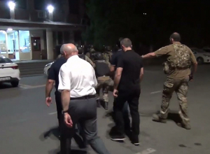 Ոստիկանությունը մանրամասներ է ներկայացրել Մասիսի քաղաքապետարան զինված տղամարդու ներխուժման երաբերյալ